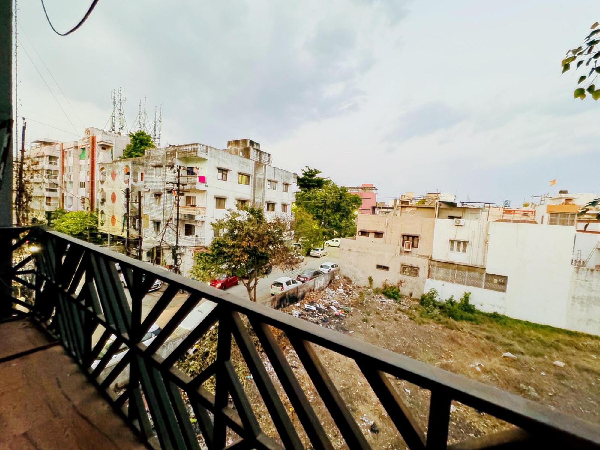 Homeescape 1bhk Retreat Near Saket Square * Indore